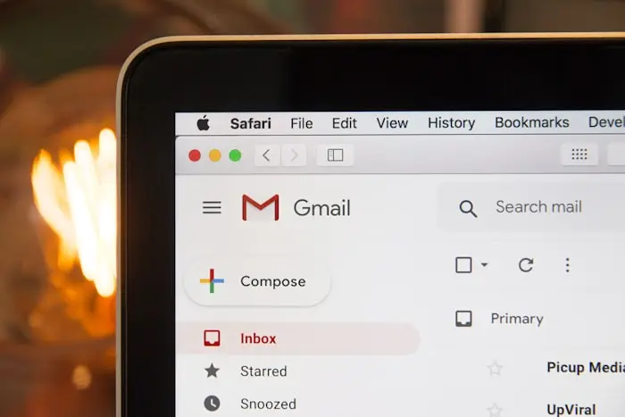 „Gmail“ pašto dėžutė atidaryta „Safari“ naršyklėje „MacBook“ ekrane