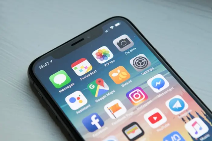 iPhone'i avakuva sotsiaalmeedia- ja suhtlusrakenduste ikoonidega