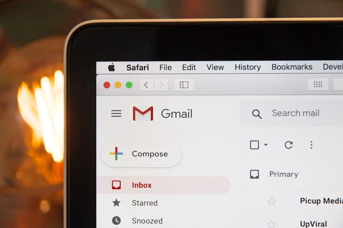 Gmail iesūtne atvērta Safari pārlūkā uz MacBook ekrāna